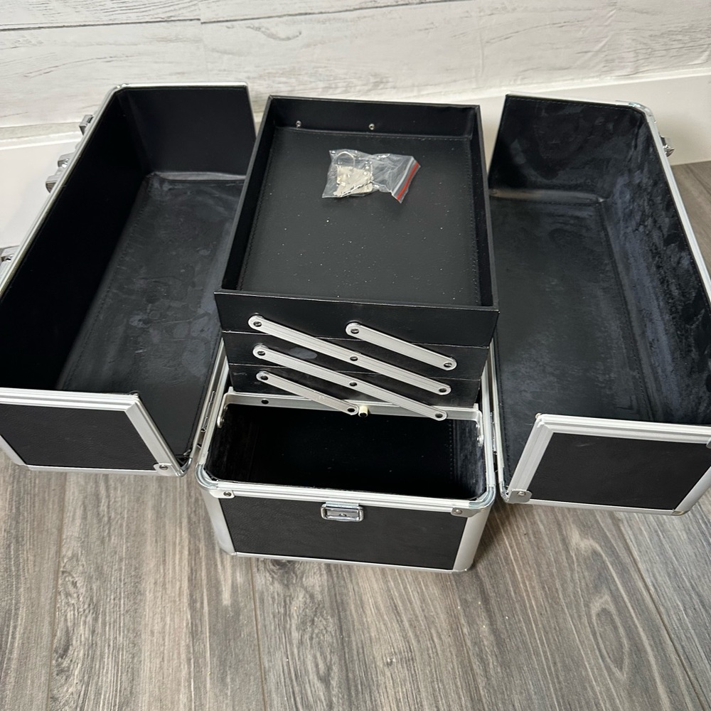 Arbonne professional locking makeup case - Picture 8 of 13